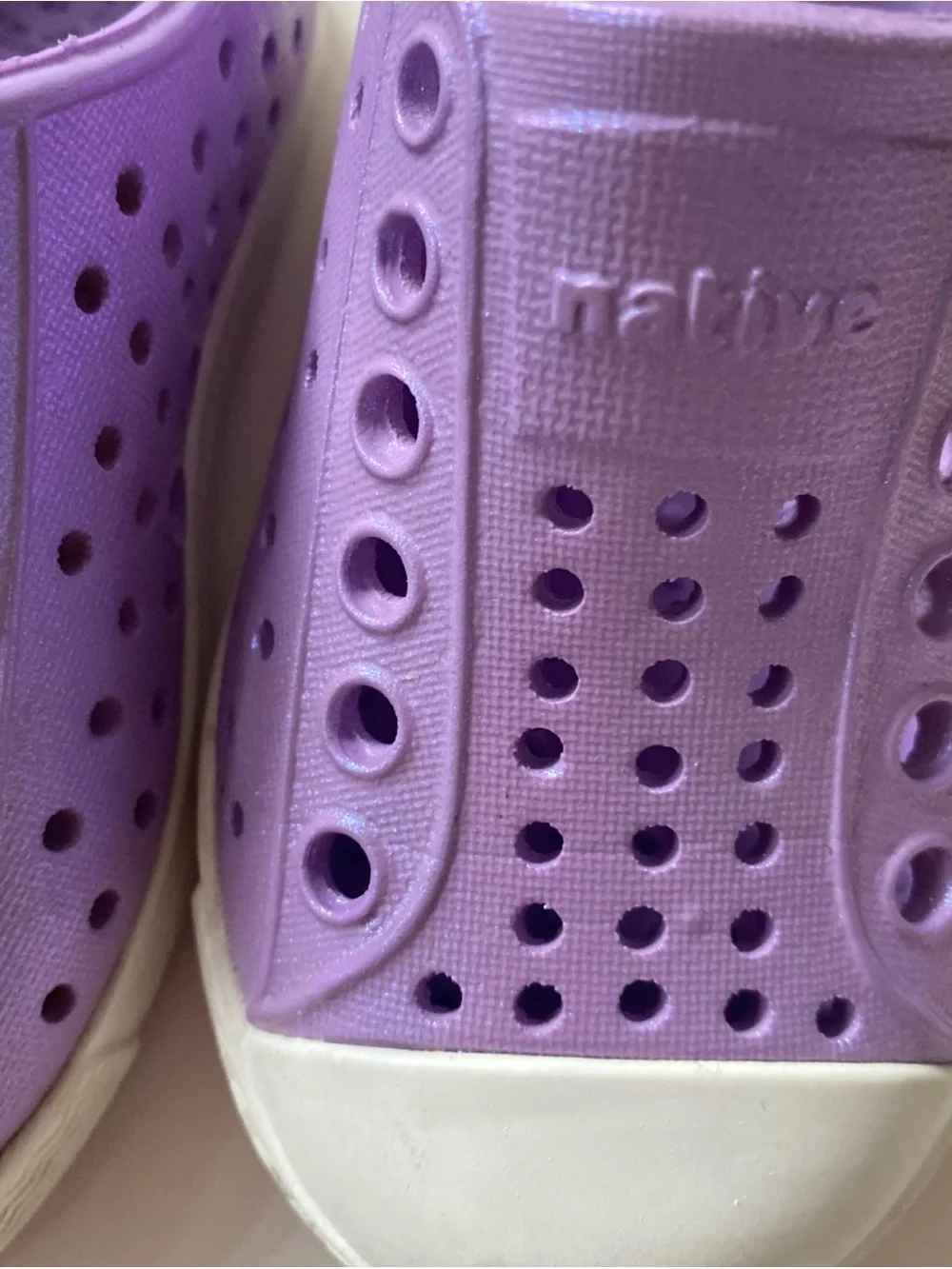 Native Jefferson Slip-On toddlers Shoes in purple shimmer size 5
